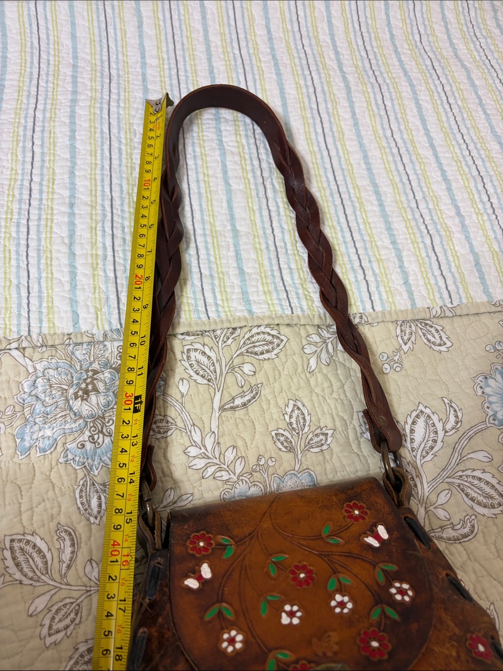 Vintage 70s leather Hand-Tooled Floral Crossbody bag by Canale - Picture 4 of 16